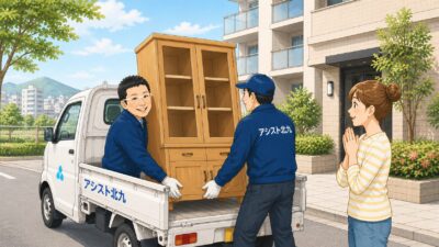 北九州市のマンションから粗大ゴミの食器棚を軽トラックに積み込む様子