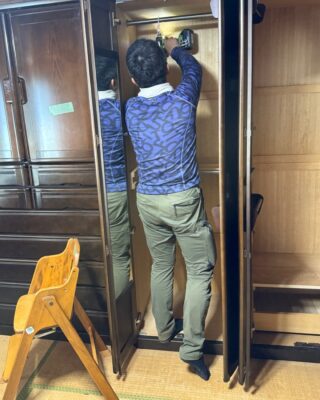 婚礼家具の内部パーツを外す作業｜搬出のための解体作業風景