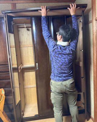 婚礼家具の上部を取り外す作業｜そのまま搬出できない大型家具の解体対応